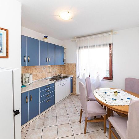 2 Bedroom Cozy Apartment In Kastel Kambelovac Kaštela Eksteriør bilde