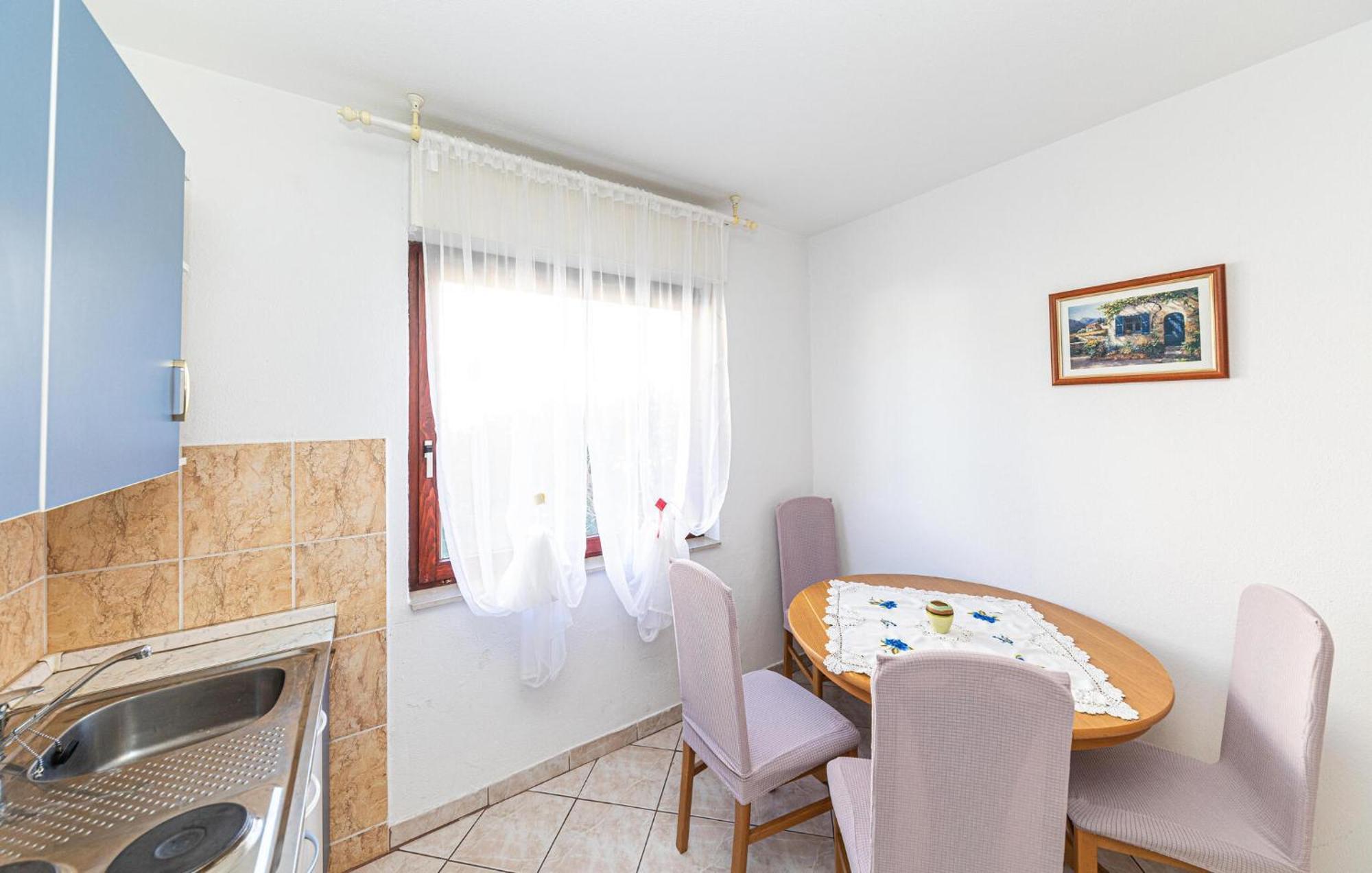 2 Bedroom Cozy Apartment In Kastel Kambelovac Kaštela Eksteriør bilde